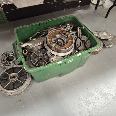 Lot 854 - Quantity of front and rear hubs, brake...