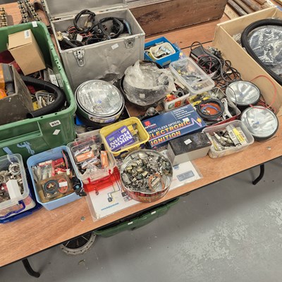 Lot 855 - Quantity of headlights, indicators, wiring,...