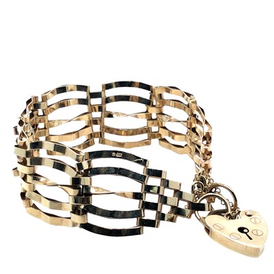 Lot 1109 - A vintage 9ct hallmarked gold gate bracelet,...