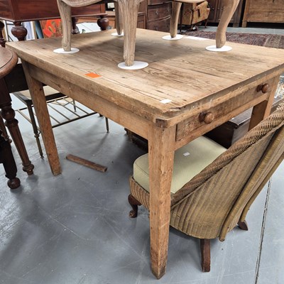 Lot 260 - An antique pine kitchen table H 71 W 107 D 75cm