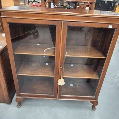 Lot 290 - A glazed bookcase cabinet H 109 W 95 D 31cm