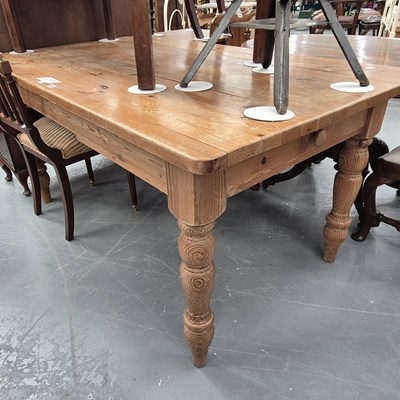 Lot 292 - A pine kitchen table H 75 W 151 D 90cm