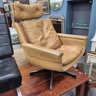 Lot 305 - A mid-century retro swivel chair