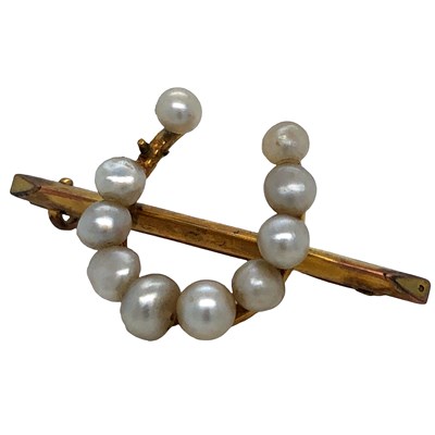 Lot 1137 - An antique pearl set horseshoe bar brooch, 3.22g