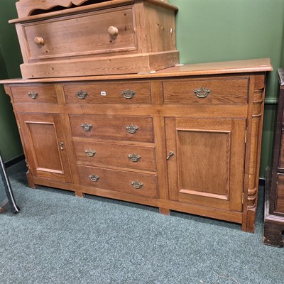 Lot 402 - A bespoke Georgian style oak dresser base H 92...