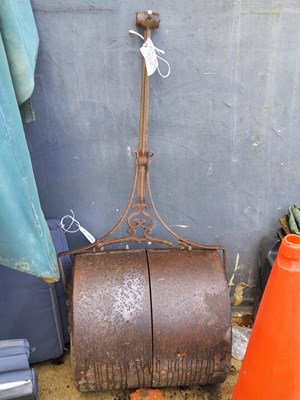 Lot 445 - An iron garden roller