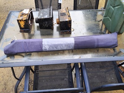 Lot 452 - A garden parasol with storage bag