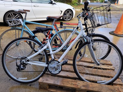 Lot 474 - A white 'Giant Cypress' ladies bike with...