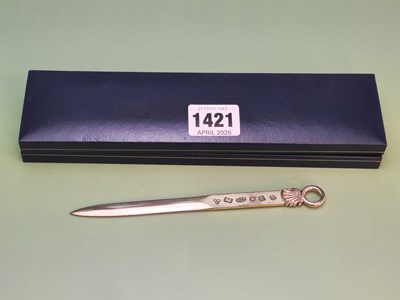 Lot 1421 - A pair of silver candlesticks, Birmingham 1915...