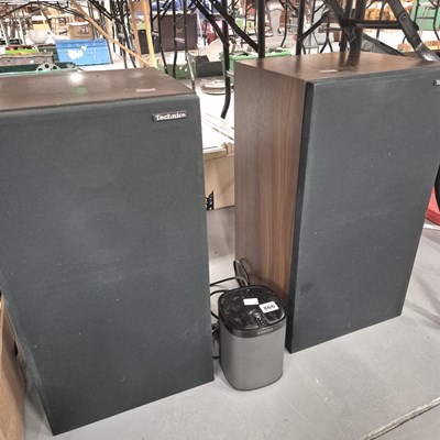 Lot 866 - A Sonos speaker and a pair of Technics speakers