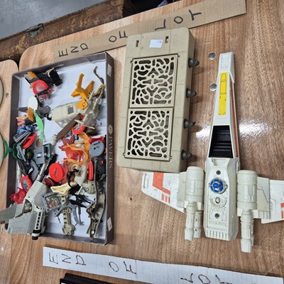 Lot 914 - A small collection of vintage toys