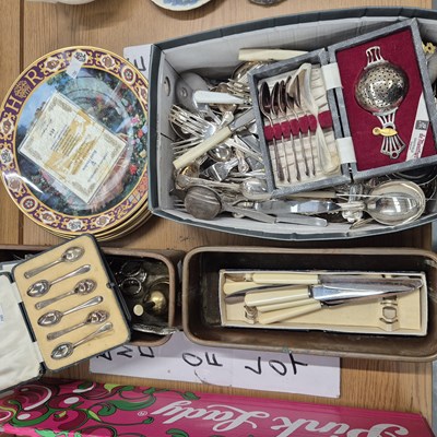 Lot 935 - A set of collectors plates and various cutlery,...