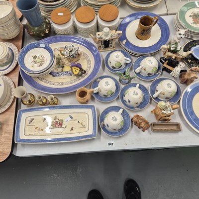 Lot 942 - A Wedgwood 'Sarah's Garden' part tea and...