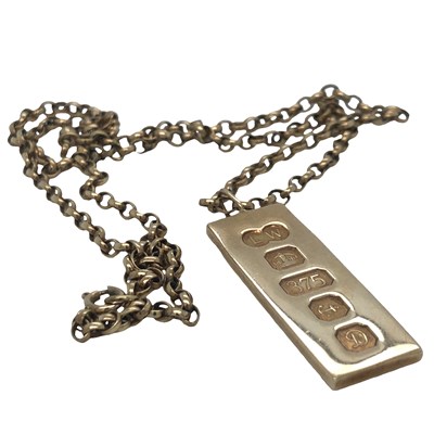 Lot 1187 - A 9ct gold ingot pendant with a 9ct gold...