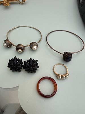 Lot 1205 - A 14ct gold pearl set ring, unhallmarked, size...