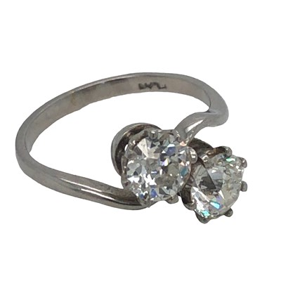 Lot 1212 - Platinum 'toi et moi' diamond ring, set with...