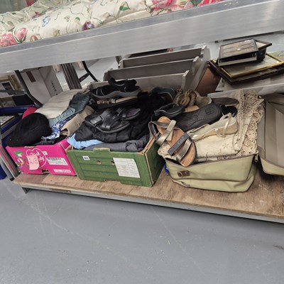 Lot 952 - A collection of vintage and later ladies clothing