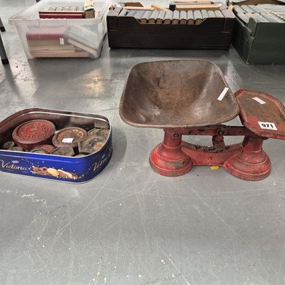 Lot 971 - A set of vintage kitchen scales and weights