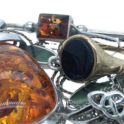 Lot 1217 - A 9ct hallmarked gold onyx signet ring, 2.75g,...