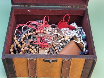 Lot 1220 - A collection of vintage and later costume...