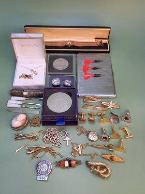 Lot 1227 - Jewellery and collectables to include an 9ct...