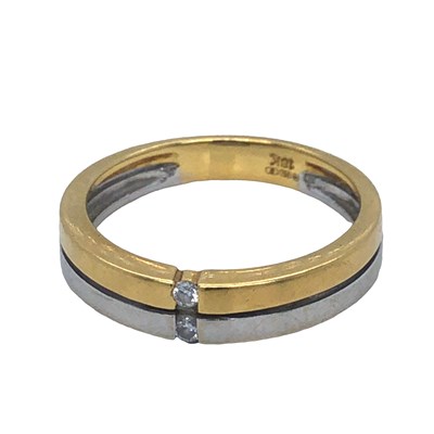Lot 1253 - An 18ct hallmarked gold two colour ring inset...