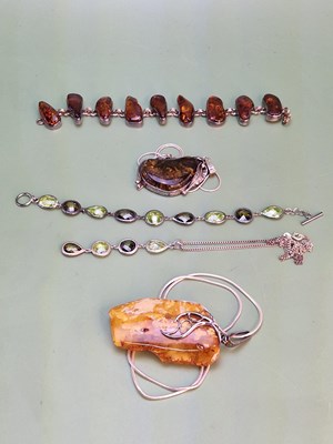 Lot 1256 - Silver jewellery set with amber and other...