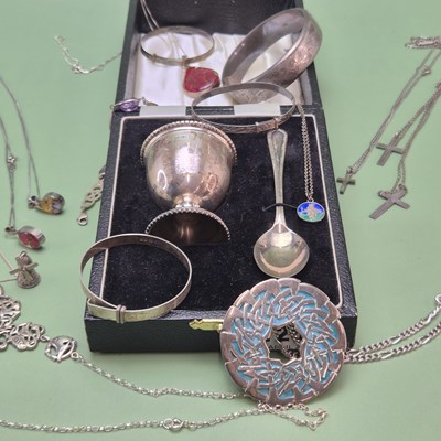 Lot 1258 - A collection of silver and other jewellery,...
