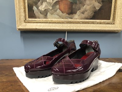 Lot 2 - Shoes - A pair of Robert Clergerie burgundy...
