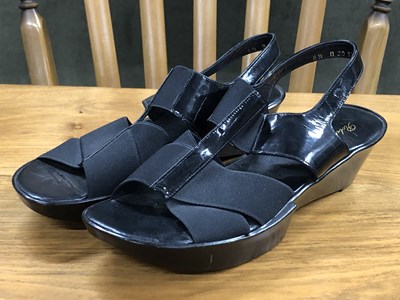 Lot 15 - Shoes -  A pair of black Robert Clergerie low...