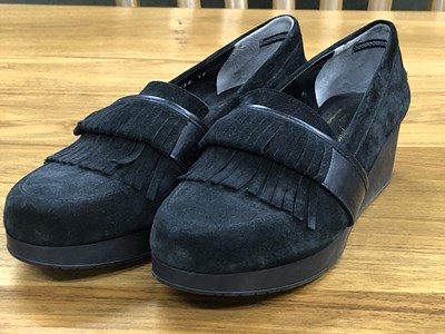 Lot 17 - Shoes - A pair of Robert Clergerie black suede...