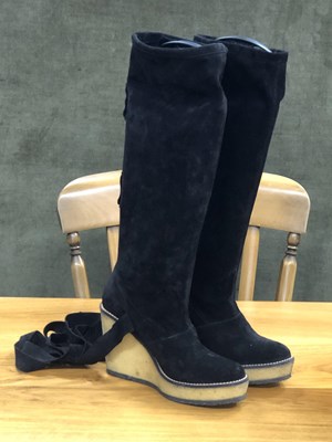 Lot 21 - Shoes - A pair of Robert Clergerie long black...