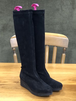 Lot 24 - Shoes - A pair of Robert Clergerie long black...