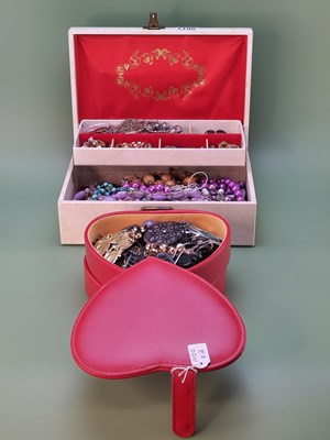 Lot 1100 - A vintage jewellery case containing a...