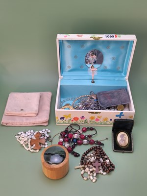 Lot 1095 - Jewellery and collectables to include: a 9ct...