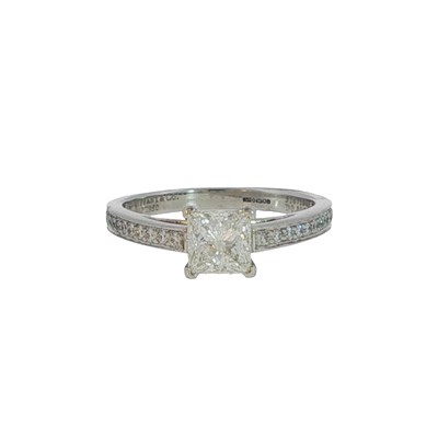 Lot 1024 - Tiffany & Co. diamond ring: the principal...