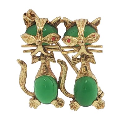 Lot 1050 - A novelty cat brooch designed as two cats with...