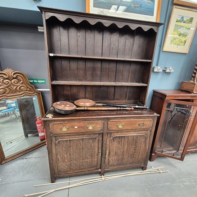 Lot 30 - An oak dresser and plate rack H 198 W 137 D 46cm