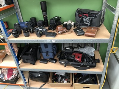 Lot 512 - A collection of cameras, lenses, camcorders...