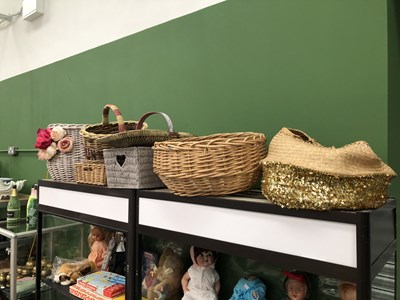 Lot 523 - A collection of wicker and other baskets