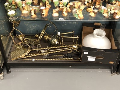 Lot 575 - A collection of brass and metalware items,...