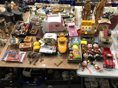 Lot 621 - Vintage toys and collectables to include, Edd...