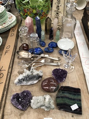 Lot 655 - A collection of various crystals and minerals,...