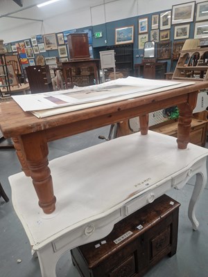 Lot 125 - A vintage pine coffee table on turned legs H...
