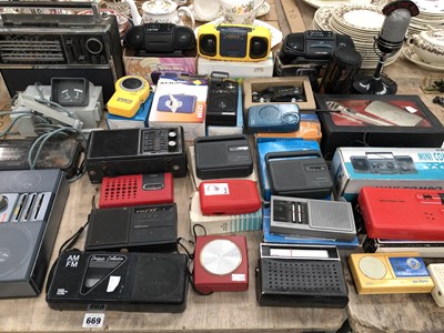 Lot 669 - A collection of vintage radios to include...