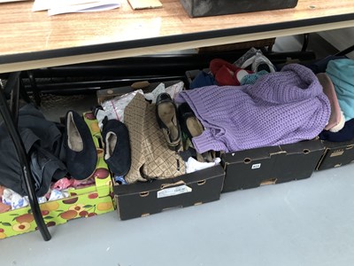 Lot 824 - Vintage handbags, slippers, nightware,...
