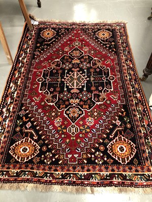 Lot 1410 - A Persian Shiraz rug 167 × 114cm