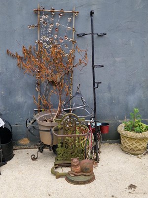 Lot 472 - A variety of metal garden decorations