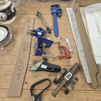 Lot 880 - A small Draper model-makers bench vice, a hand...