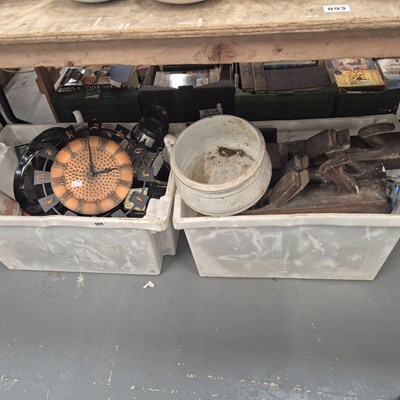Lot 894 - Two boxes of vintage/retro chinawares, a 1970s...